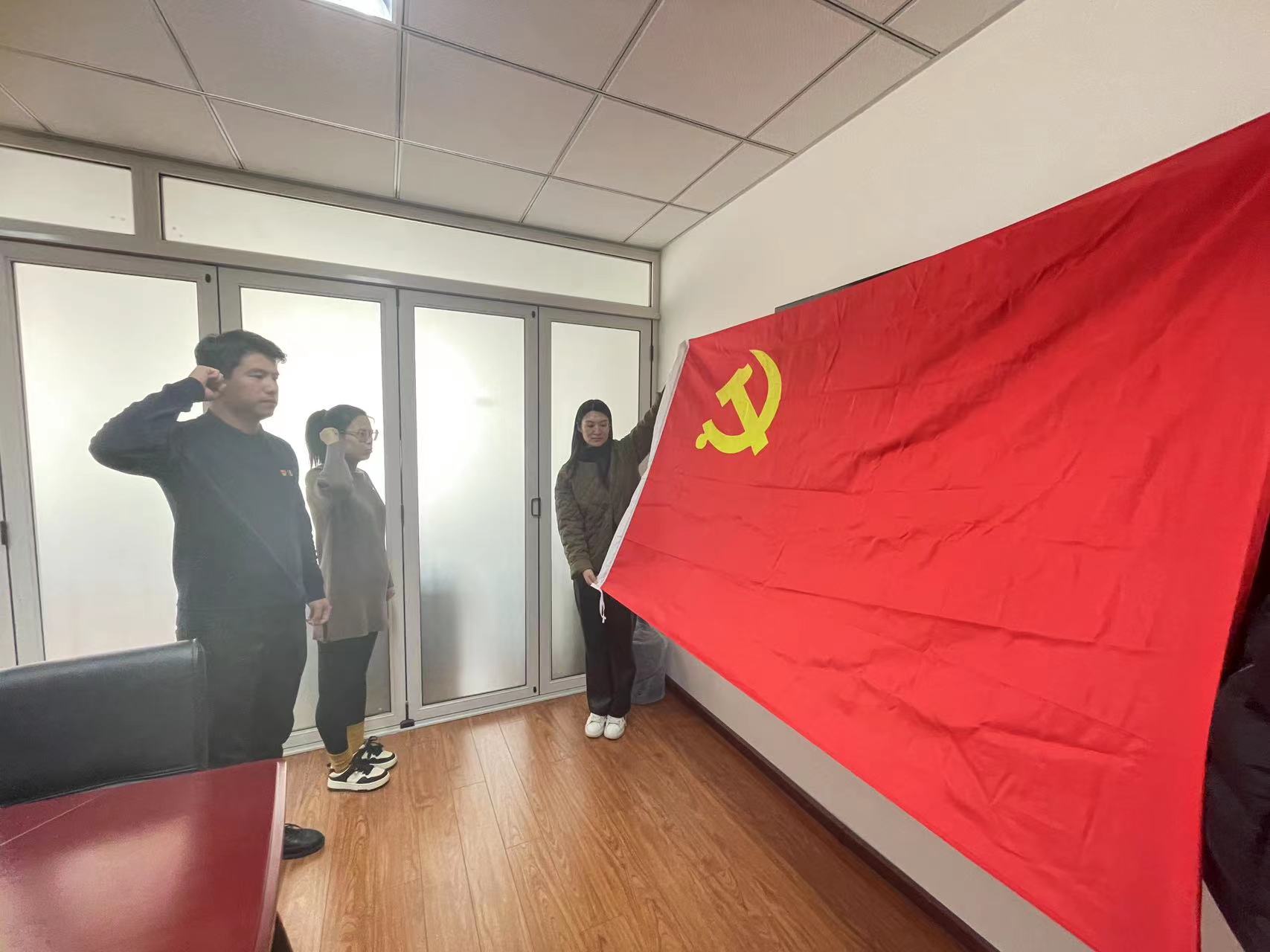 2023年12月馆办企业党支部举行预备党员入党宣誓仪式